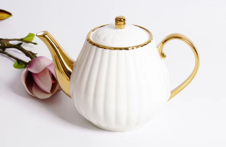 TETERA DE PORCELANA FILO DORADO 1.2 LITROS