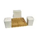 SET DE SALERO/PIMENTERO, SERVILLETERO DE PORCELANA, CON BASE DE BAMBOO. 13X12X8CM