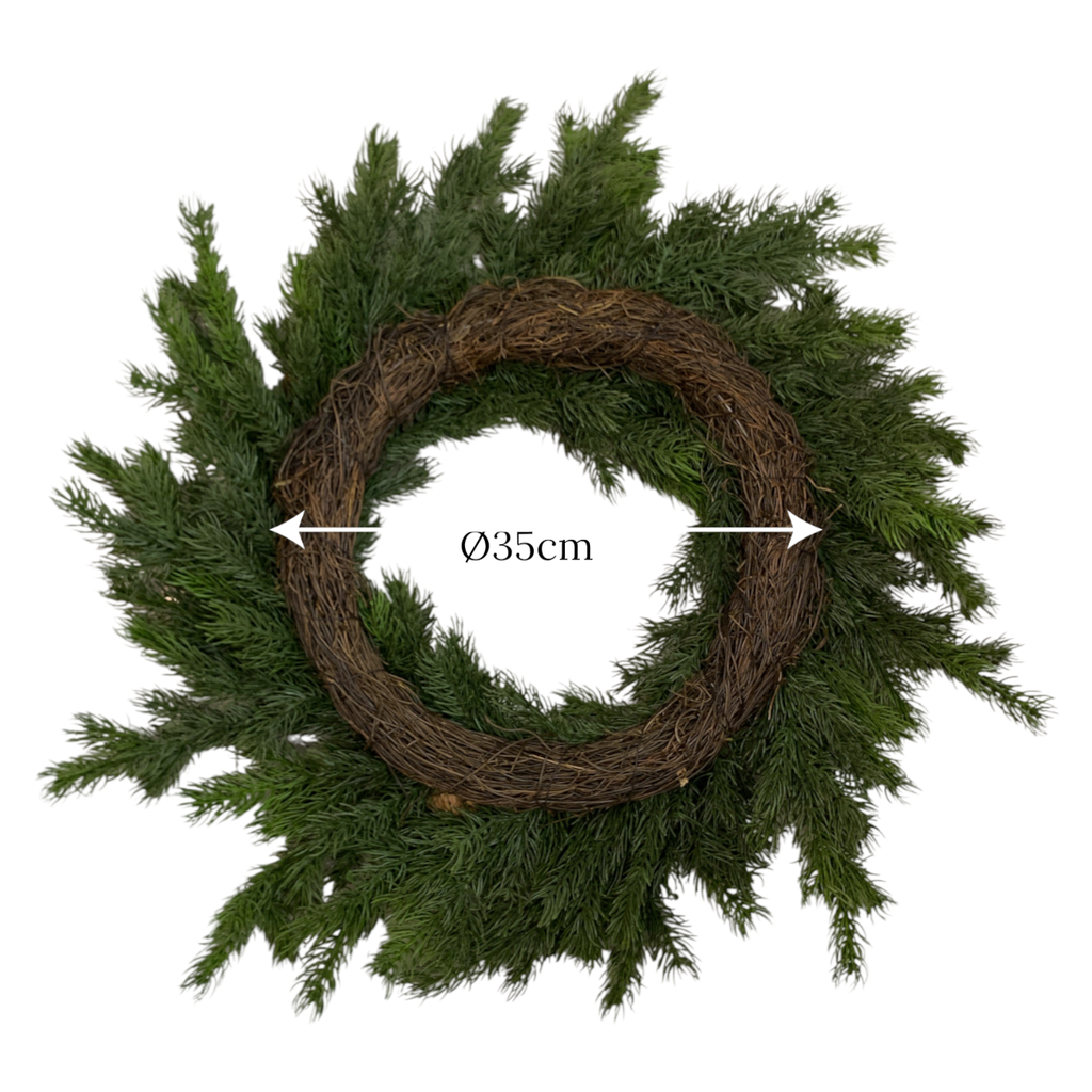 Corona Navideña ramas de pino y piñas, muy realista base de bejucos. Ø65cm