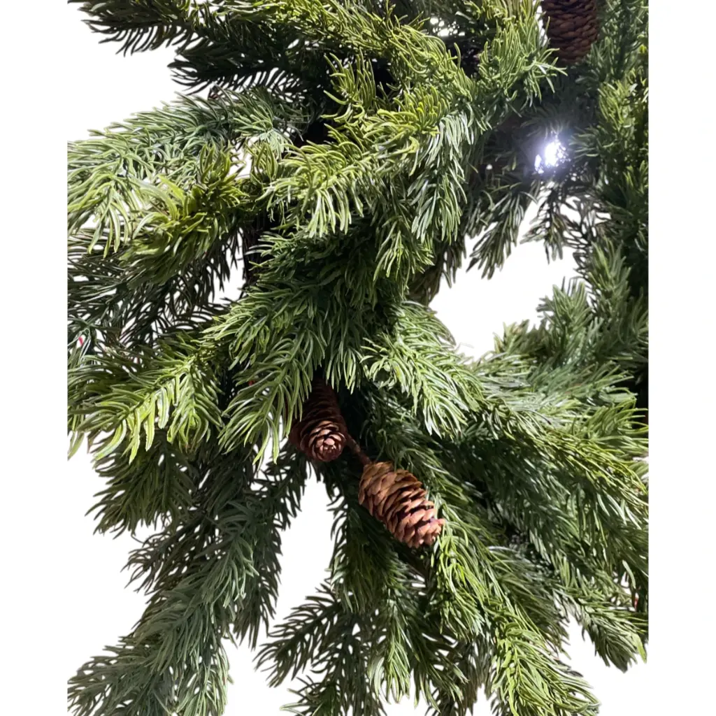 Corona Navideña ramas de pino y piñas, muy realista base de bejucos. Ø65cm