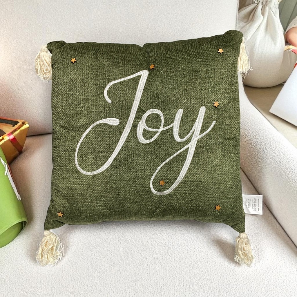 COJIN NAVIDEÑO VERDE OLIVA JOY BORDADOS ESTRELLITAS CON BORLAS, 45X45 CM