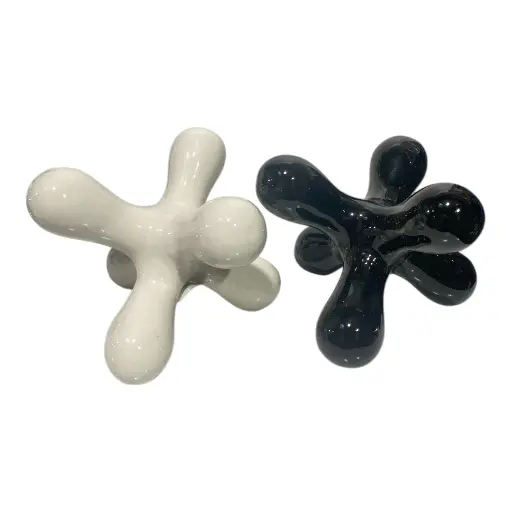 [2025057505511] ADORNO ABSTRACTO MOLECULA PORCELANA BLANCO NEGRO 15X15X15CM